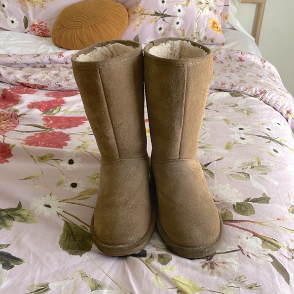 UGG bear paw boots tie back adorable perfect condition - Picture 1 of 6